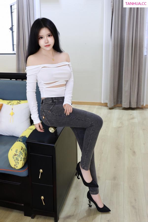   [XiuRen]高清写真图 2024.07.12 No.8853 小薯条nienie 性感美乳第44张图片